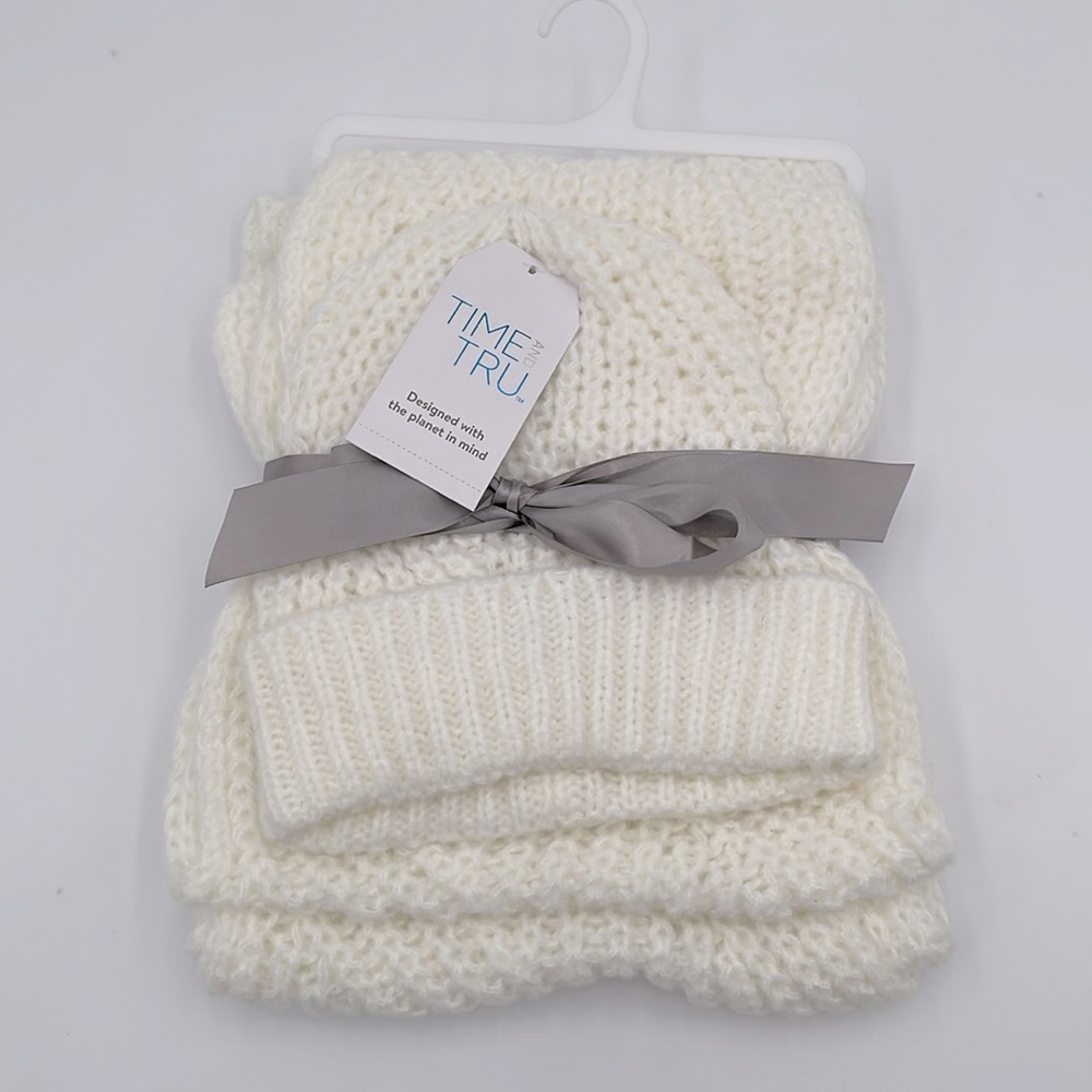 Time and‎ Tru White Beanie Hat & Scarf Gift Set